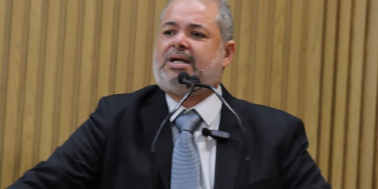 Rodrigo Fontes destaca avanços de políticas públicas na Educação e Saúde do Estado