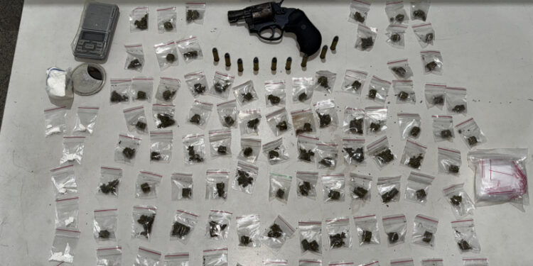 PM prende ex-presidiário por porte ilegal de arma e tráfico de drogas