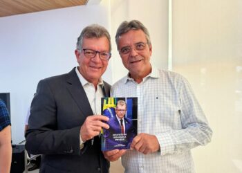 Deputado Luciano Pimentel prestigia lançamento de livro do senador Laércio Oliveira