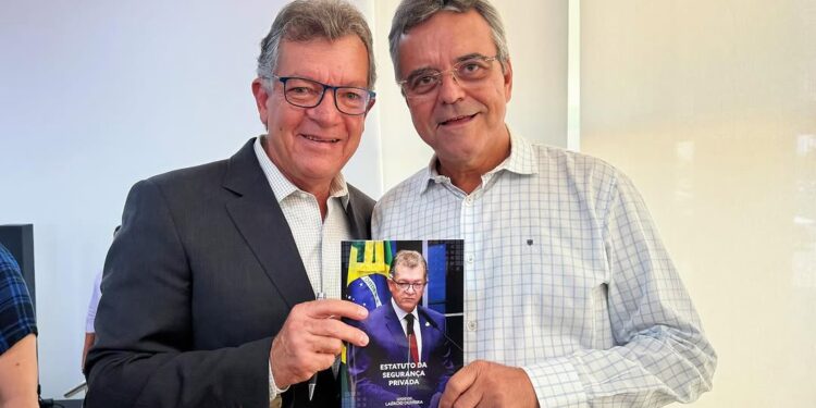 Deputado Luciano Pimentel prestigia lançamento de livro do senador Laércio Oliveira