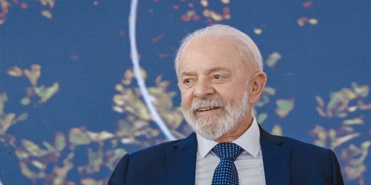 Em mensagem ao Congresso, Lula menciona compromisso com equilíbrio fiscal e insiste em isenção do IR