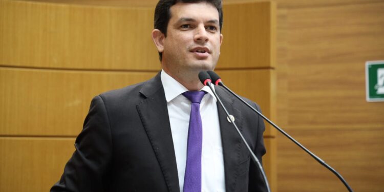 Deputado critica cancelamento da licitação do transporte público e alerta para impactos financeiros