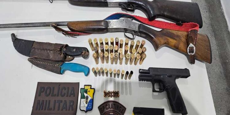 Polícia Militar prende dupla por porte ilegal de arma de fogo em Frei Paulo