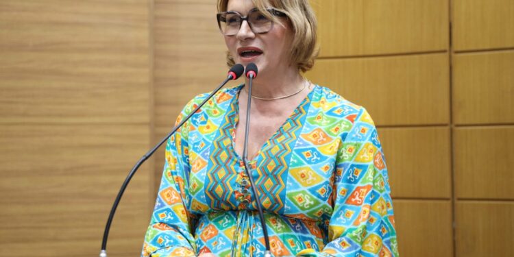 Linda Brasil pede mais condições de trabalho no Hospital Fernando Franco