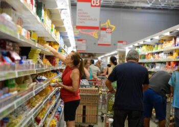 Famílias mais pobres já gastam 22% da renda com alimentação