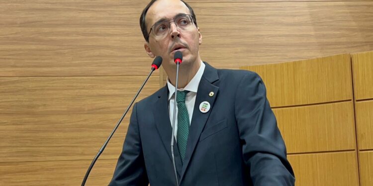 Deputado Georgeo Passos questiona gasto do dinheiro da Deso