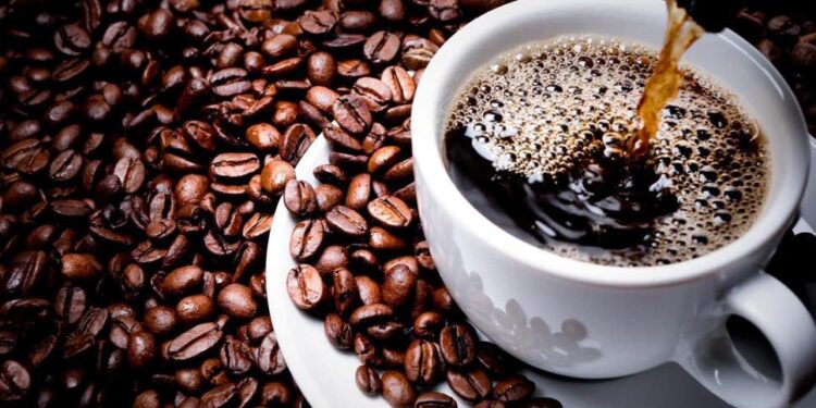 Mesmo com alta no preço do café, brasileiros o consomem mais e faturamento da indústria dispara