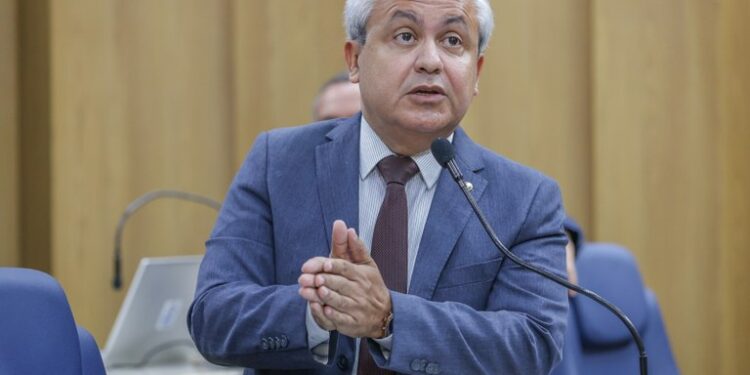 “Eu não entendo o motivo de não reconhecer esse erro”, declara Elber sobre contrato dos carros-pipa