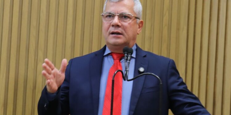 Iran Barbosa solicita limpeza da cidade e pleno funcionamento dos postos de saúde