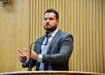 Anderson de Tuca questiona cobrança fixa em estacionamentos de shoppings na capital