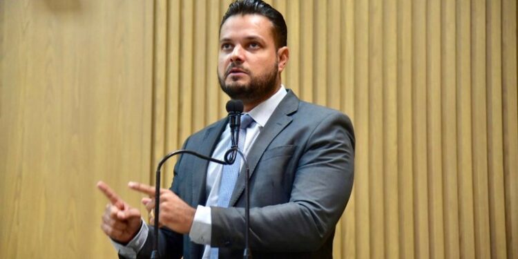 Anderson de Tuca questiona cobrança fixa em estacionamentos de shoppings na capital