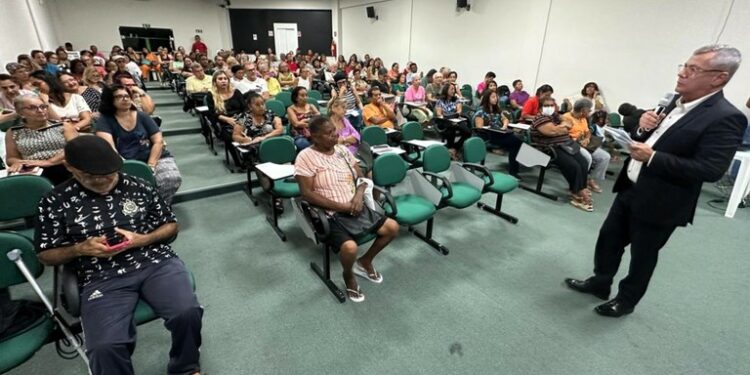 Iran destaca pauta de reivindicações do magistério de Aracaju e defende autonomia para as escolas