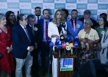 Com 234 assinaturas, PEC contra escala 6×1 é protocolada na Câmara