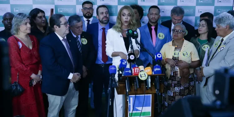 Com 234 assinaturas, PEC contra escala 6×1 é protocolada na Câmara