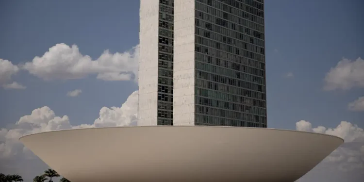 Câmara aprova pena para quem divulgar imagens de nudez geradas por IA