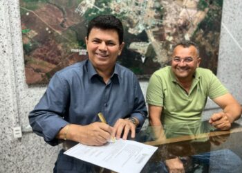 Valmir assina ordens de serviço para construção de UBS no Carrilho e reforma geral da Praça da Juventude