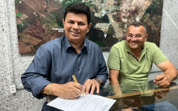 Valmir assina ordens de serviço para construção de UBS no Carrilho e reforma geral da Praça da Juventude