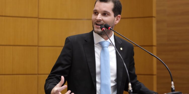 Deputado Neto Batalha Propõe Ampliação de Prioridade na Matrícula de Alunos com Deficiência em Escolas Públicas