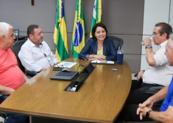 Prefeita Emília recebe organizadores do Bloco Carro Quebrado