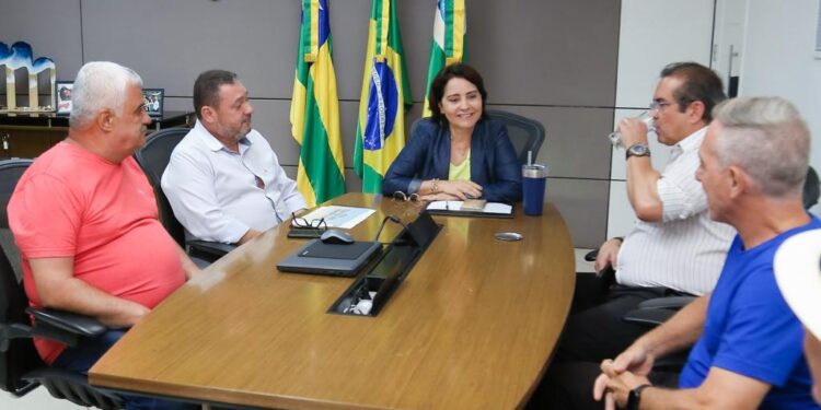 Prefeita Emília recebe organizadores do Bloco Carro Quebrado