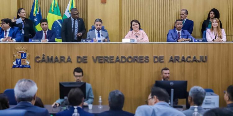 Prefeitura de Aracaju enviará à Câmara projetos que visam à criação e reestruturação de secretarias municipais