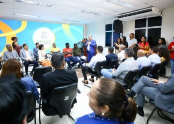 Prefeita Emília Corrêa assina decreto que cria Mesa de Negociação Permanente para servidores públicos municipais
