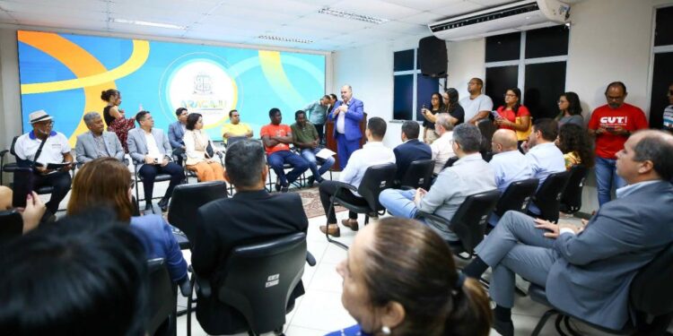 Prefeita Emília Corrêa assina decreto que cria Mesa de Negociação Permanente para servidores públicos municipais