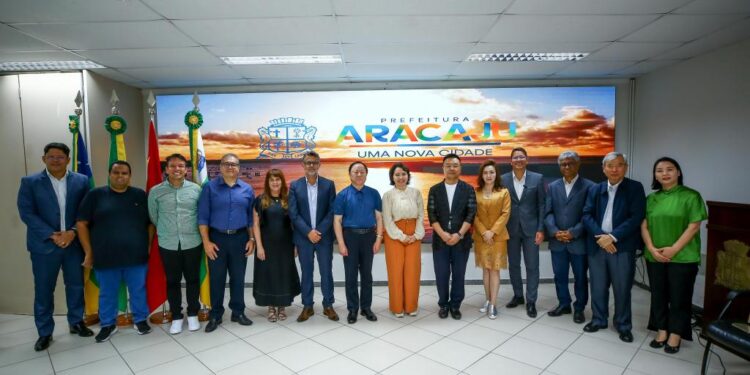 Emília recebe comitiva Chinesa em busca de novos negócios para Aracaju