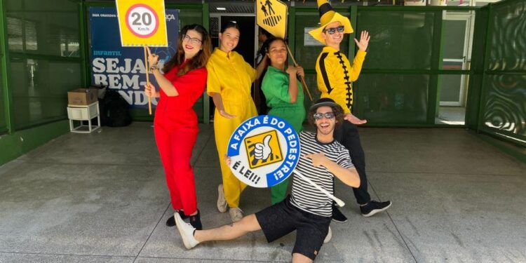 Comunidade escolar recebe apoio da SMTT para mais educação no trânsito nos horários de entrada e saída das escolas