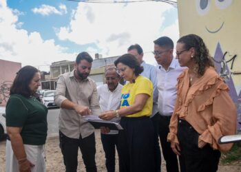 Prefeita Emília Corrêa faz visita técnica em terreno para construção de creche no Bugio