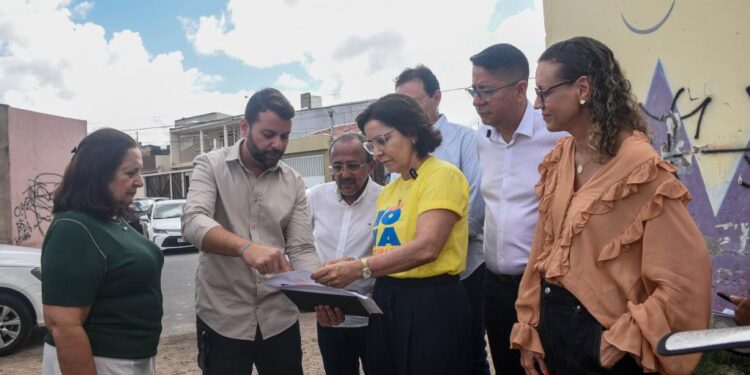 Prefeita Emília Corrêa faz visita técnica em terreno para construção de creche no Bugio