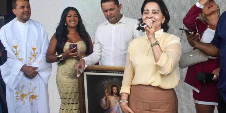 Prefeita Emília Corrêa participa de inauguração da Braúna Atacado