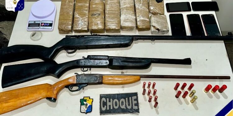 PM prende homem por porte ilegal de arma de fogo e tráfico de drogas na Zona Sul da capital