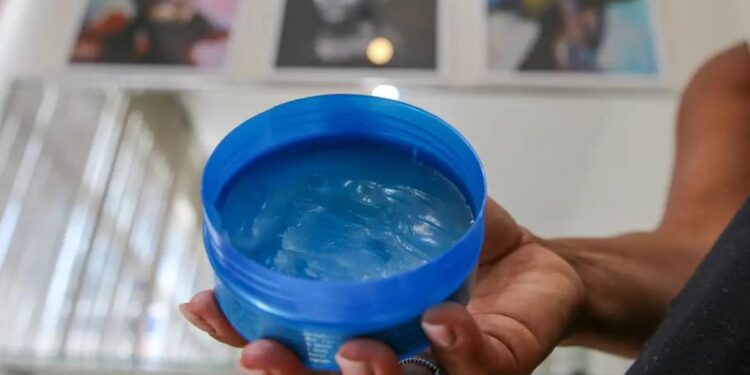 Vigilância Sanitária de Aracaju alerta sobre riscos de cegueira temporária causados por pomadas modeladoras