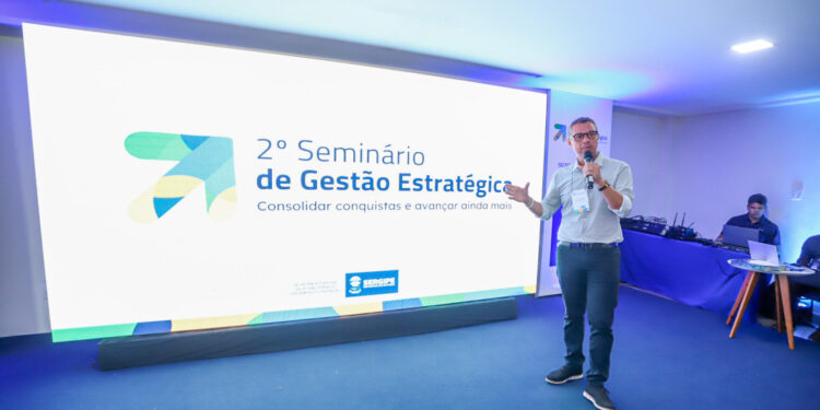 Governador discute implementação de ações e projetos para o biênio 2025/2026