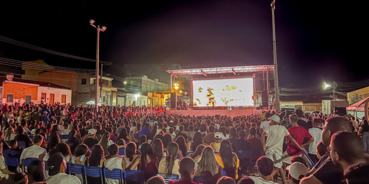 Lançamento do filme sergipano sobre cangaço atrai multidão com exibição gratuita em Poço Redondo