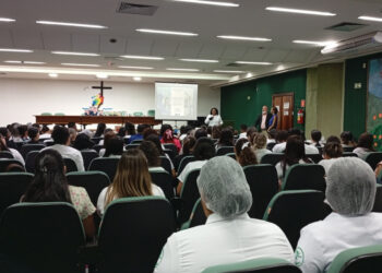 Profissionais de saúde participam de treinamento sobre prevenção e tratamento de feridas no Huse  