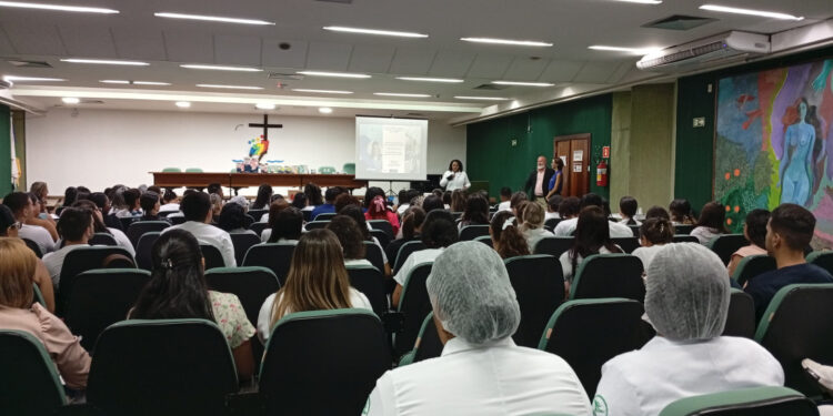 Profissionais de saúde participam de treinamento sobre prevenção e tratamento de feridas no Huse