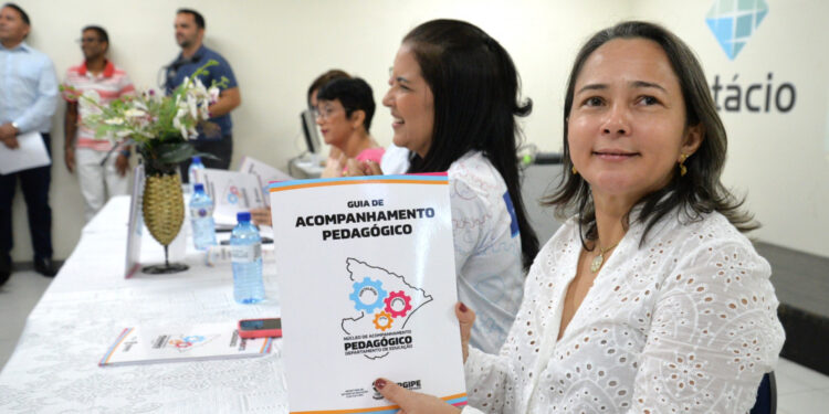 Secretaria de Estado da Educação realiza entrega do Guia de Acompanhamento Pedagógico da Rede Estadual