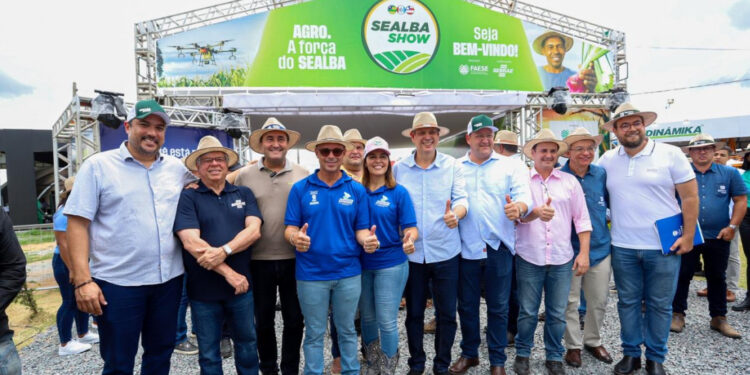 Governador assina contrato de qualificação em máquinas e equipamentos durante Sealba Show 2025