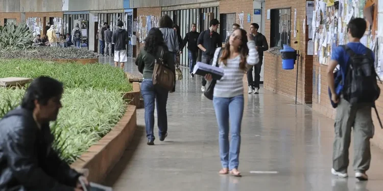 Estudantes de licenciatura podem se cadastrar para concorrer a bolsas