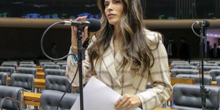 Yandra Moura denuncia descaso com pacientes de diabetes tipo 1 e cobra políticas públicas eficazes