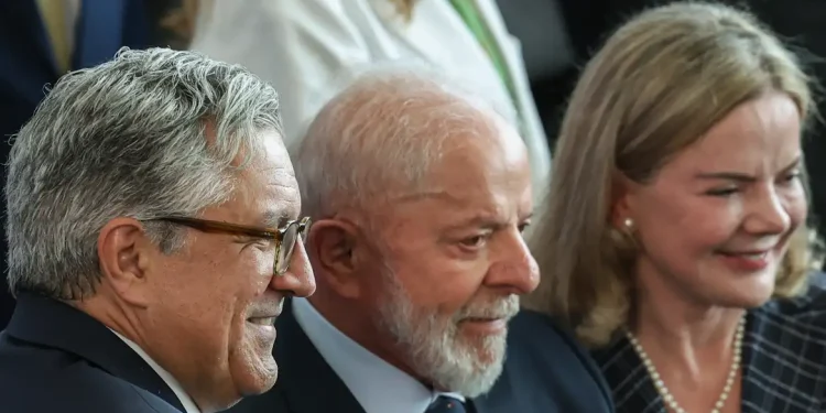 Gleisi Hoffmann cita isenção do IR como prioridade da agenda política