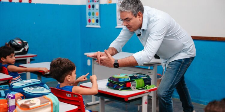 Prefeito Sérgio acompanha início das aulas com o programa ‘Bom dia Feliz’