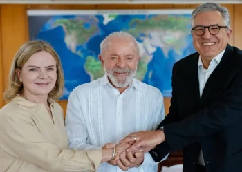Gleisi Hoffmann e Alexandre Padilha tomam posse na SRI e no Ministério da Saúde, respectivamente