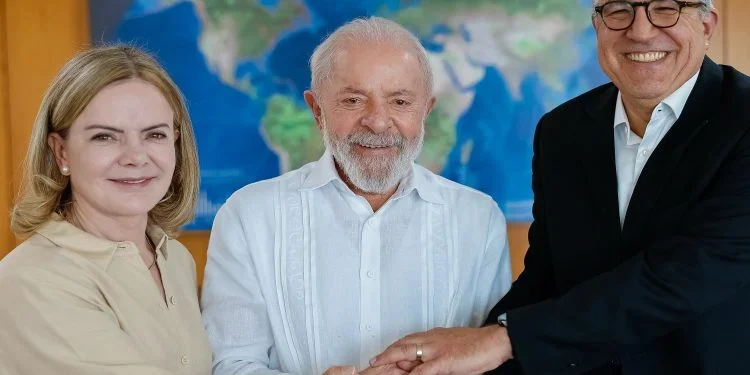 Gleisi Hoffmann e Alexandre Padilha tomam posse na SRI e no Ministério da Saúde, respectivamente