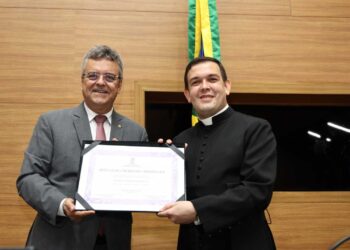 Deputado Luciano Pimentel entrega Título de Cidadania Sergipana ao padre Everson Fonseca