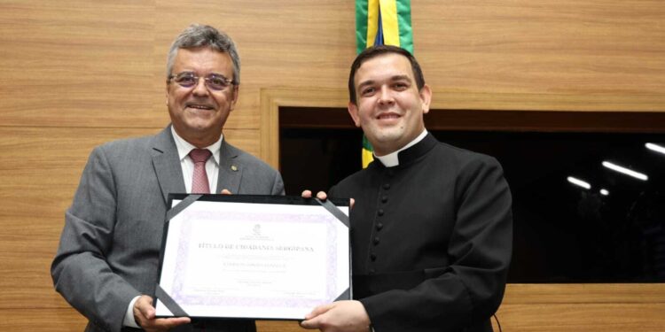 Deputado Luciano Pimentel entrega Título de Cidadania Sergipana ao padre Everson Fonseca