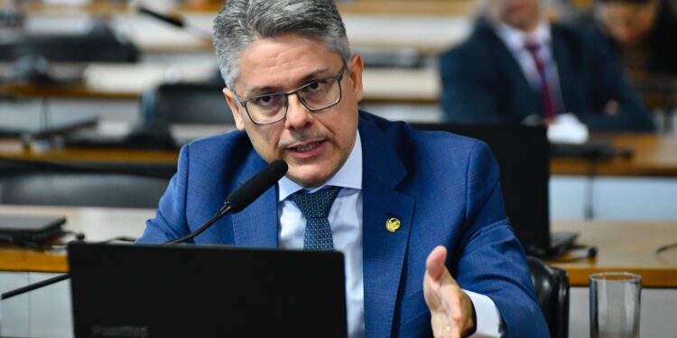 Senador Alessandro atua para prevenir superendividamento dos trabalhadores