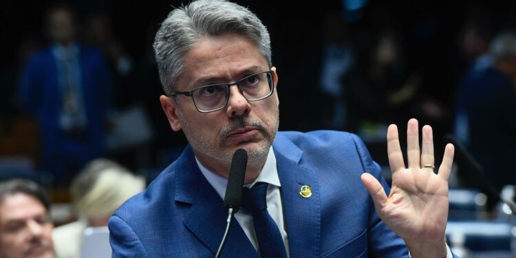 “Não podemos retroceder no combate à corrupção”, defende senador Alessandro